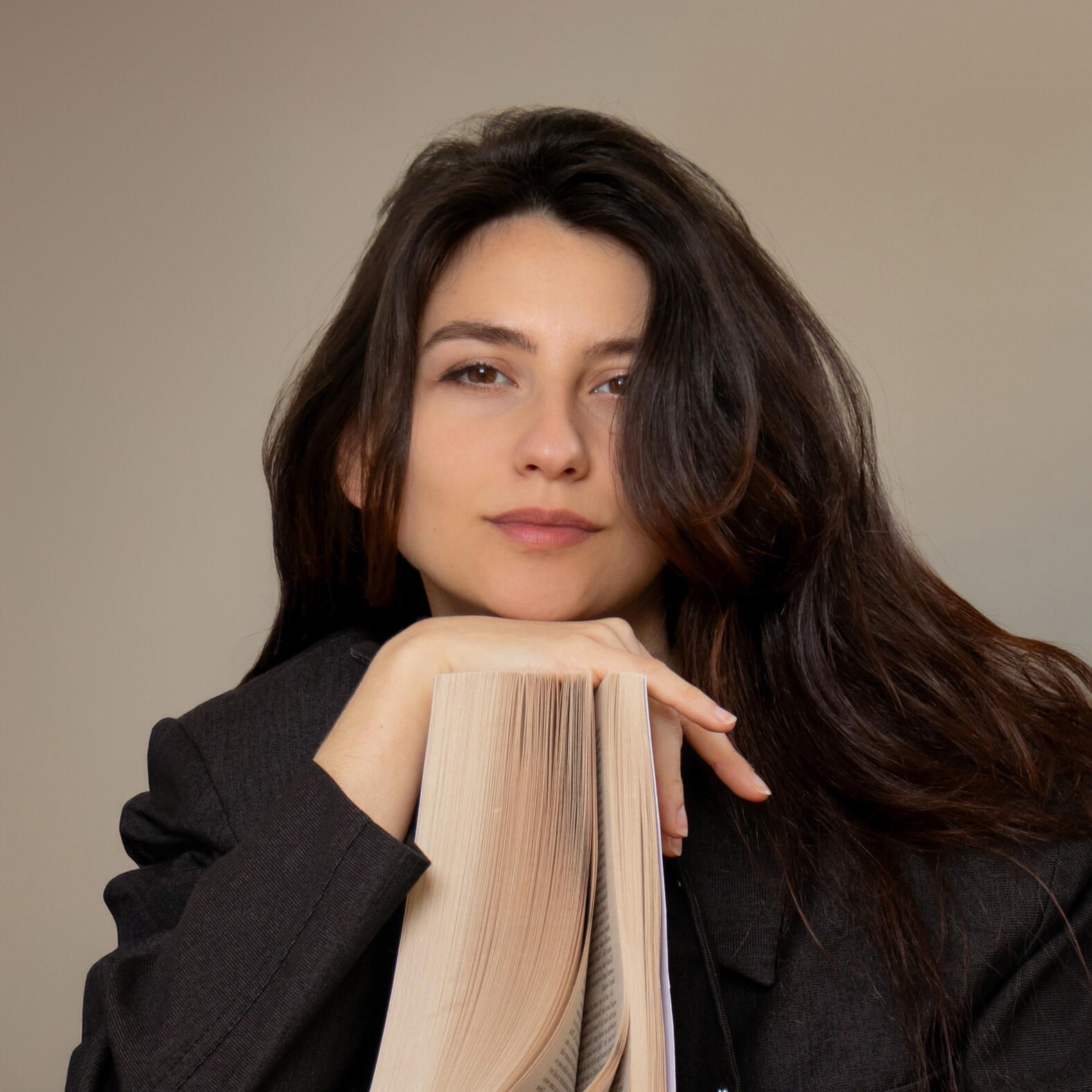 Elara Arden | Autora y artista multidisciplinar